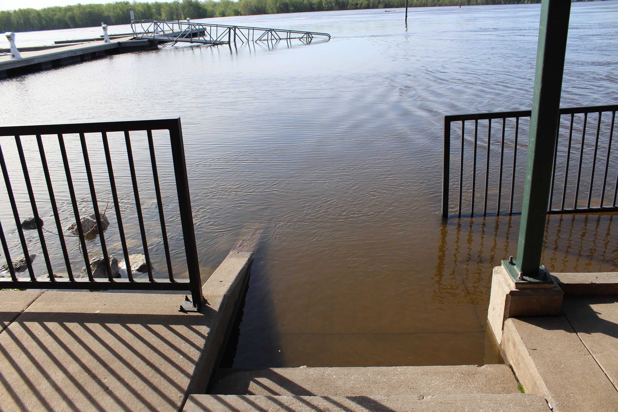 050818 missriverflood 01