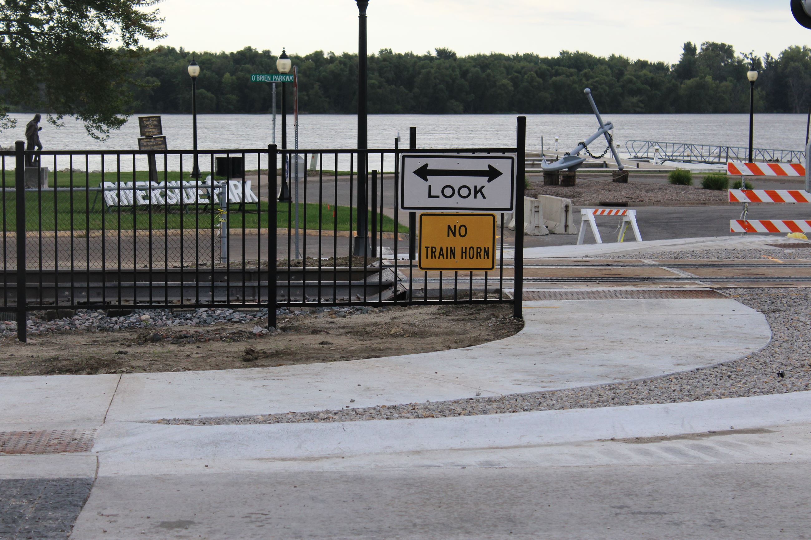 090518 Miss Dr Cedar RR crossing 01