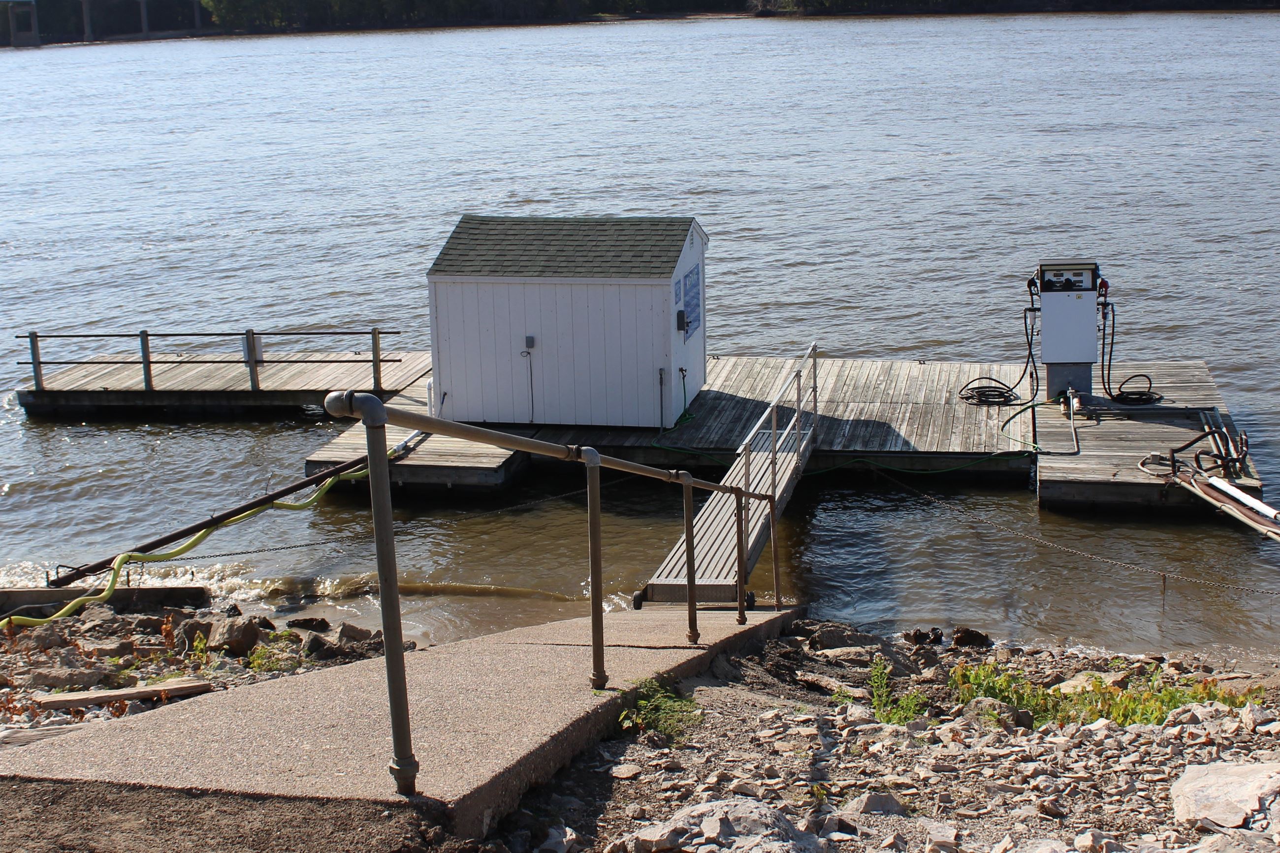 080919 Riverside Park Marina Gas Dock (JPG)