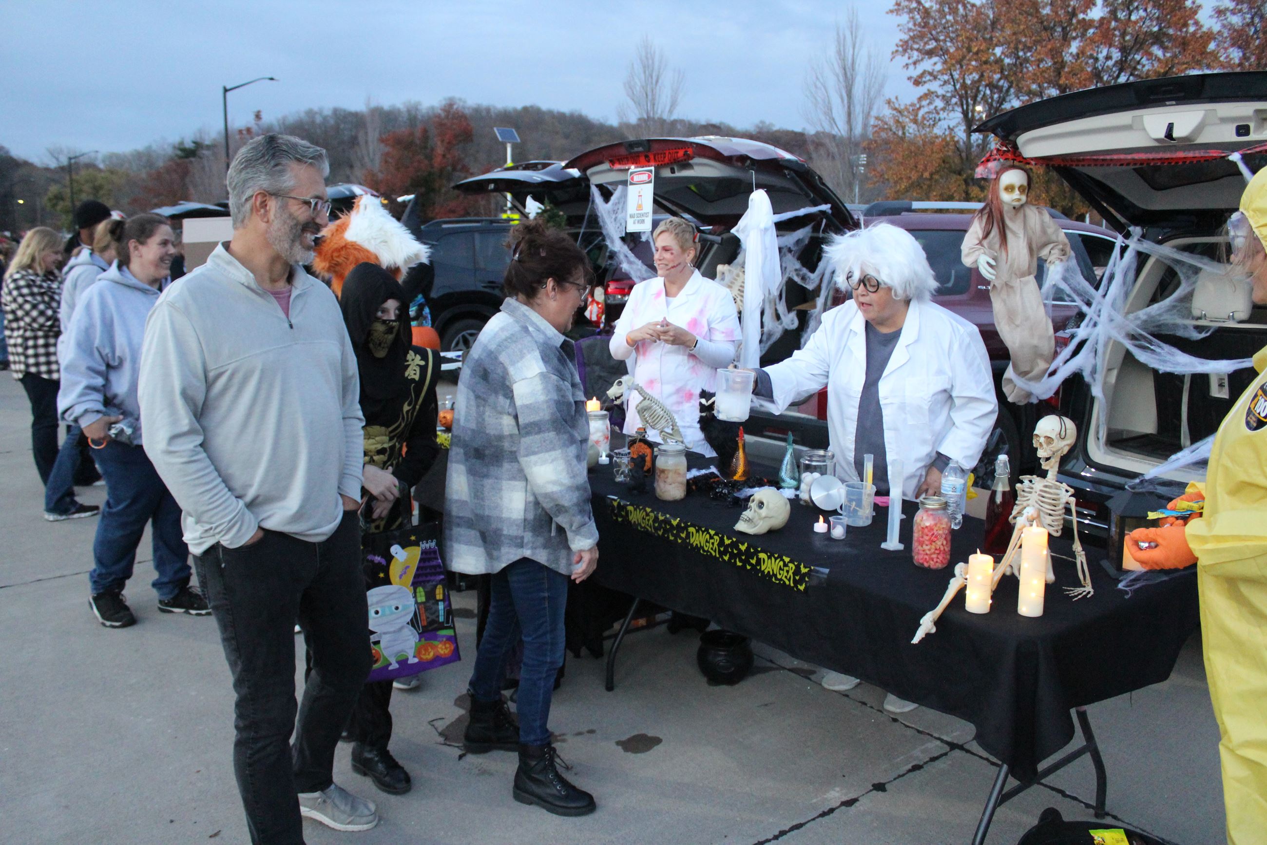103022 City Trunk or Treat 007 Administration (JPG)