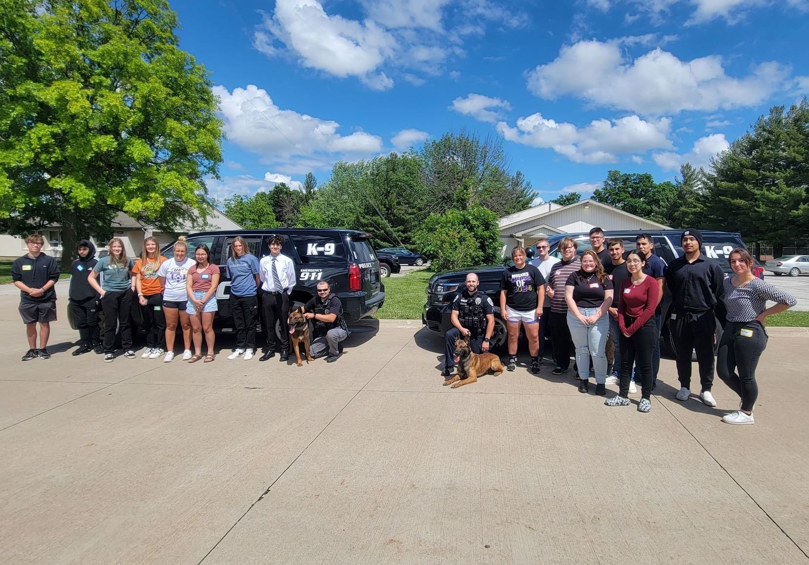 Junior Police Academy Class Picture with canines (JPG)