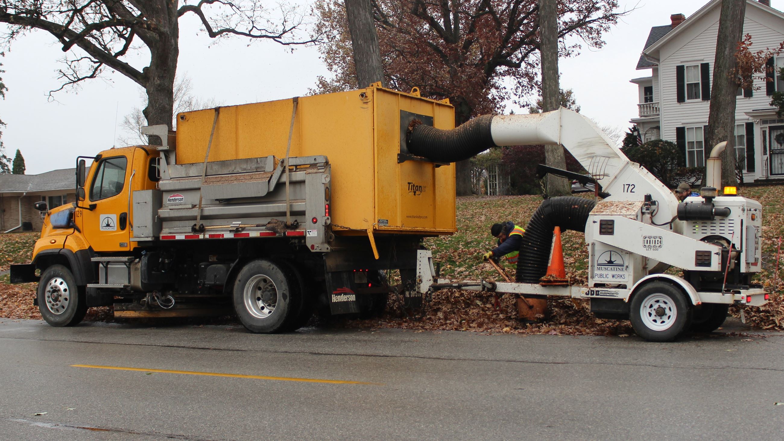 111825 Leaf Collection 301 on Mulberry (JPG) truck and vacuum